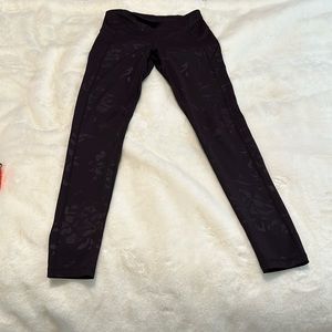 Under Armour workout leggings, dark purple w designs, 27” inseam, and exc cond